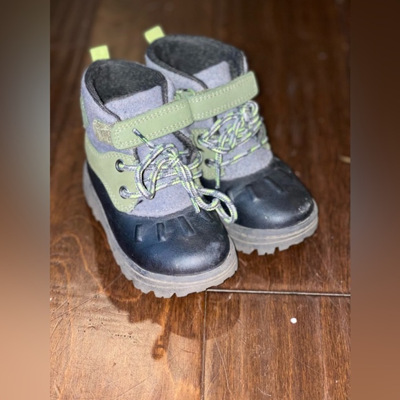 Used Pre-Owned Carter’s Kids Snow boots, Size 6. - Picture 1 of 6